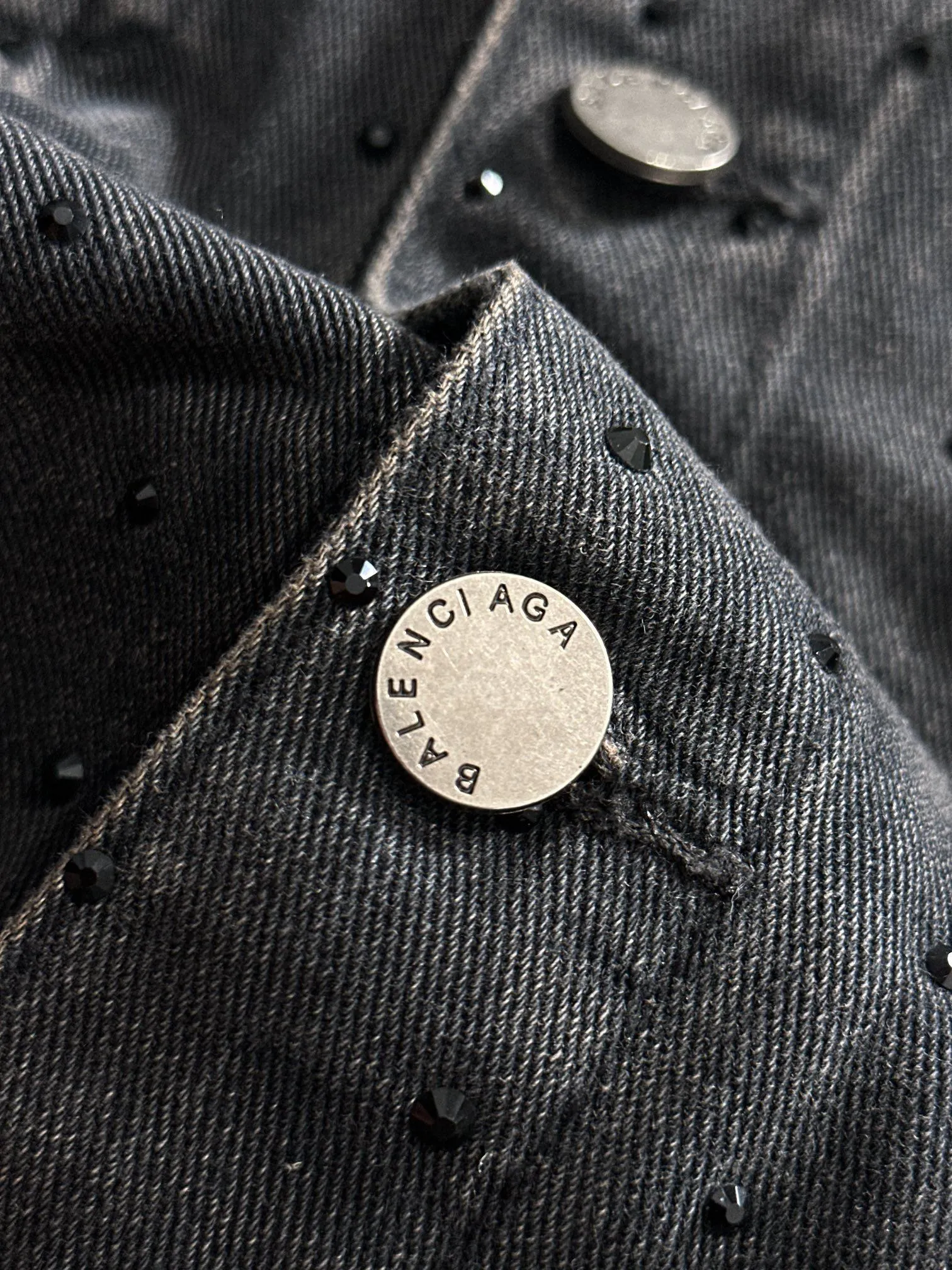 Paris 2026 catwalk style Premium customized jacquard denim jacket, the texture is first-class, the fabric is made of original jacquard material, brand LOGO is engraved, the Classic lapel denim jacket is simple and fashionable, low-key and luxurious. It is highly sought after by big stars and Internet celebrities, and is one of the must-have items for fashionistas! Sizes: S-3XL